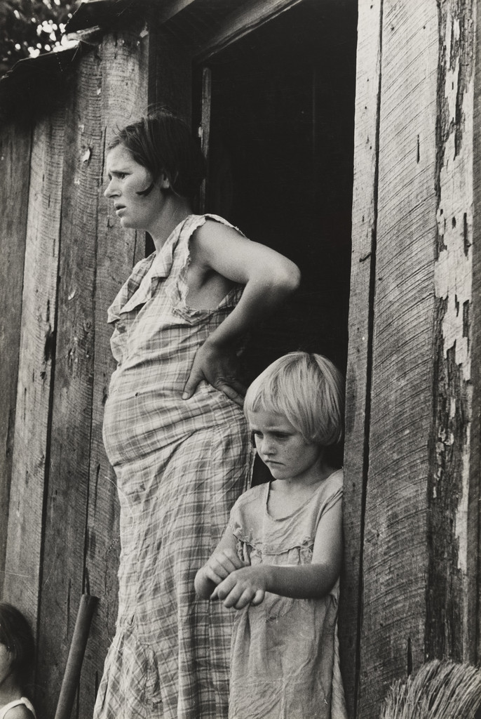 Wife and child of a sharecropper, Washington County, Arkansas, Arthur Rothstein, August 1935