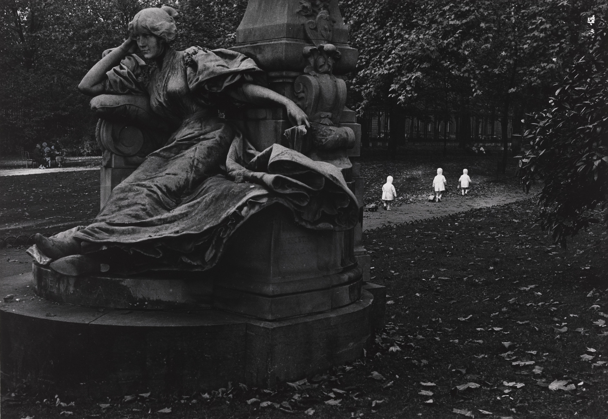 Robert Doisneau. Trois Petits Enfants Blancs