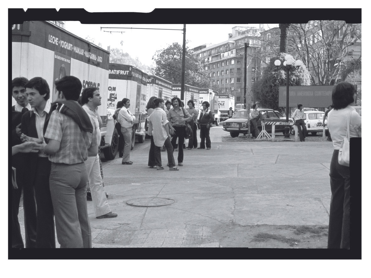 CADA (Colectivo Acciones de Arte), Raúl Zurita, Fernando Balcells, Diamela Eltit, Lotty Rosenfeld, Juan Castillo. Inversión de Escena (Scene Inversion). 1979