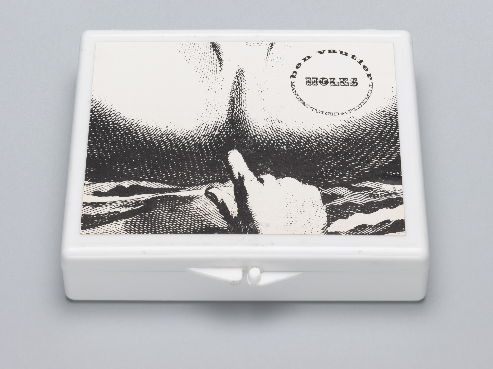 Ben Vautier『Flux Holes』ベンヴォーティエ マルチプル作品 Ben Vautier. Holes from Fluxkit. 1965 | MoMA