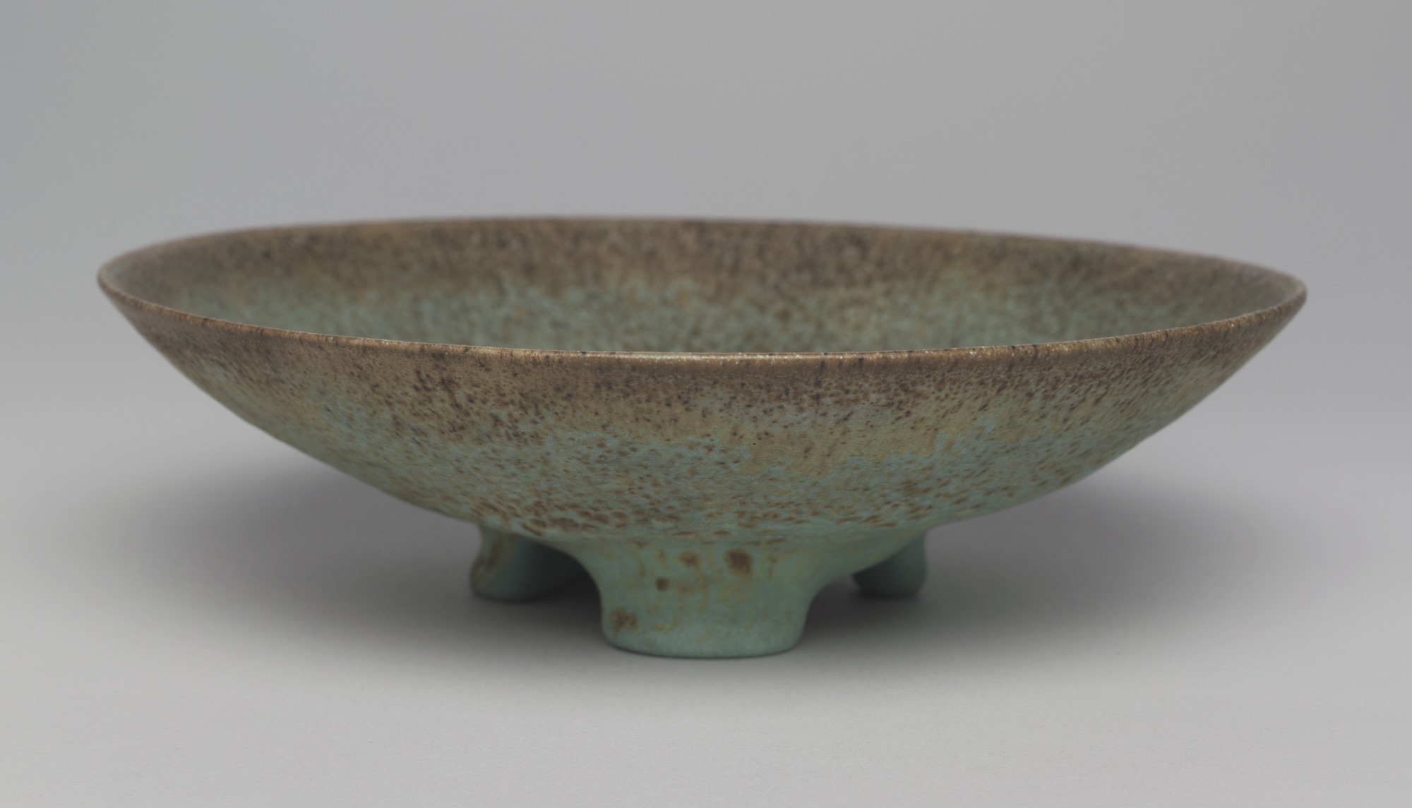 Gertrud Natzler, Otto Natzler. Footed Dish (no. 6223). 1945