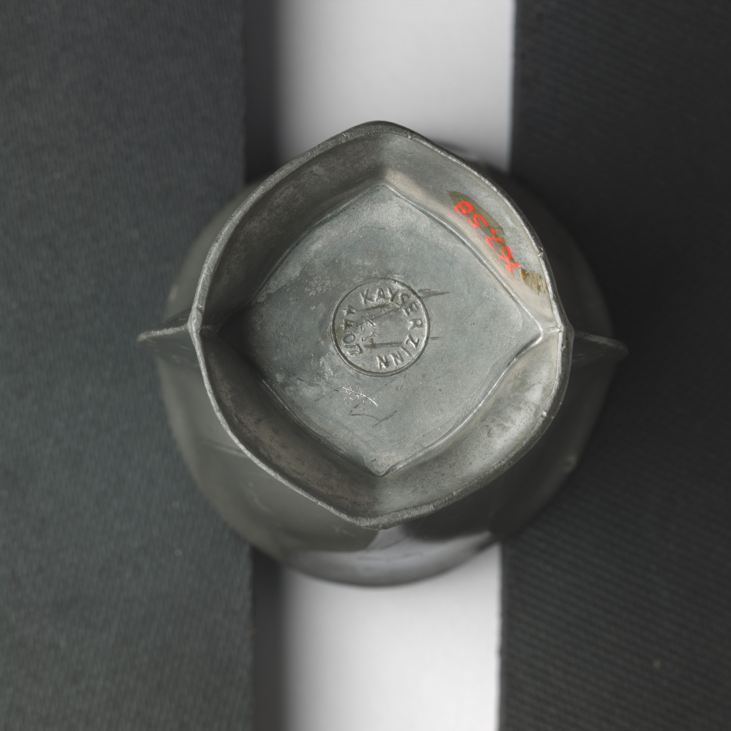 J. P. Kayser Sohn. Toothbrush Holder. 1900-1902