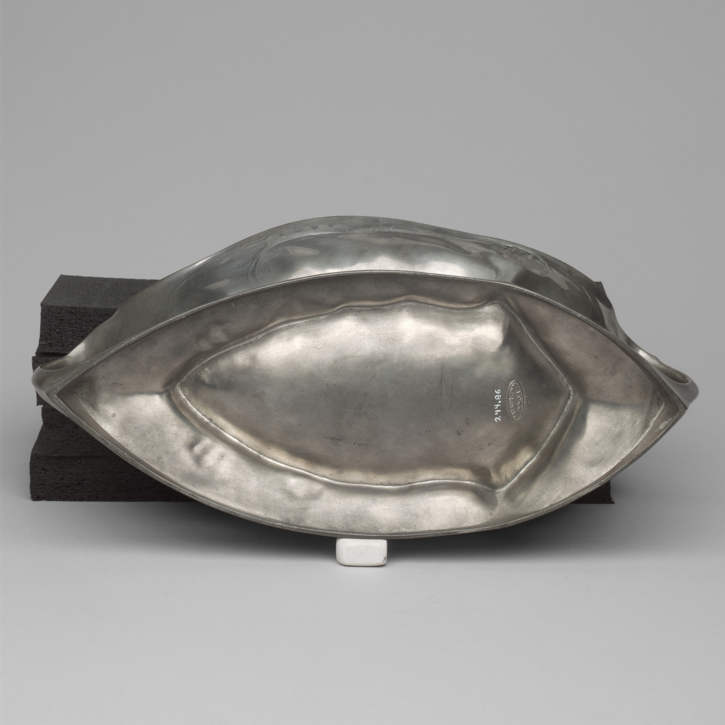 Hugo Leven, Hermann Fauser. Jardiniere. 1902-04