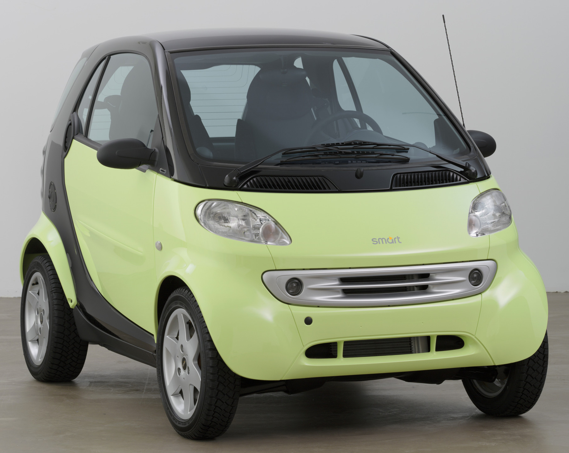 Micro Compact Car Smart GmbH, Renningen, Germany, and Hambach, France. Smart Car ("Smart & Pulse" Coupé). Designed 1998 (this example 2002)