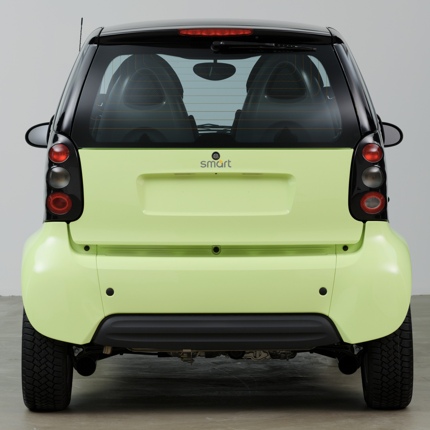 Micro Compact Car Smart GmbH, Renningen, Germany, and Hambach, France. Smart Car ("Smart & Pulse" Coupé). Designed 1998 (this example 2002)