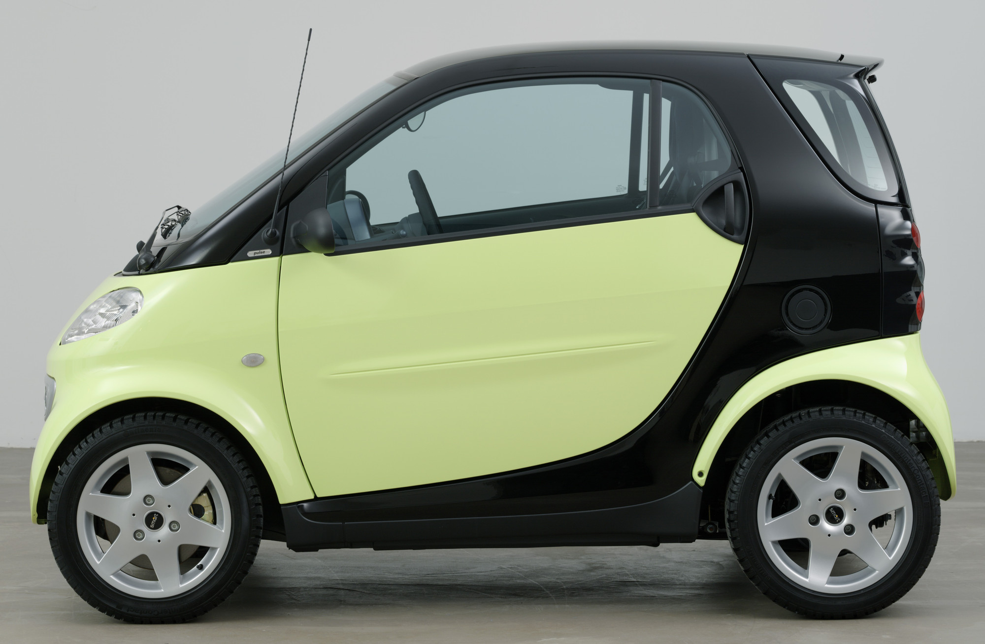 Micro Compact Car Smart GmbH, Renningen, Germany, and Hambach, France. Smart Car ("Smart & Pulse" Coupé). Designed 1998 (this example 2002)