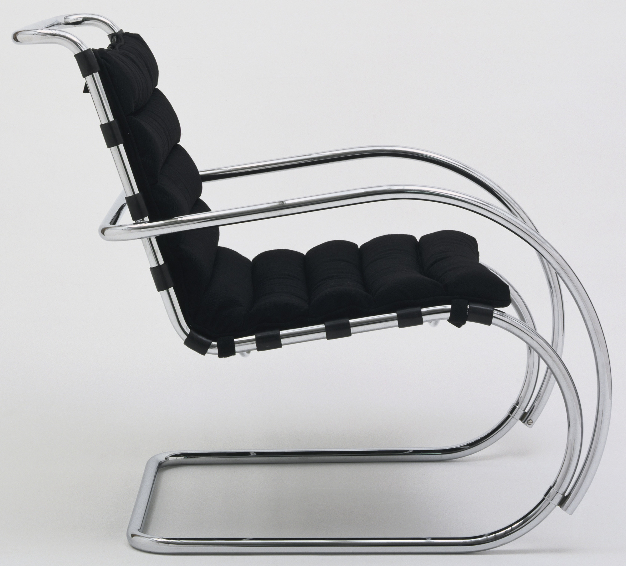 Ludwig Mies van der Rohe. MR Lounge Chair (model 44