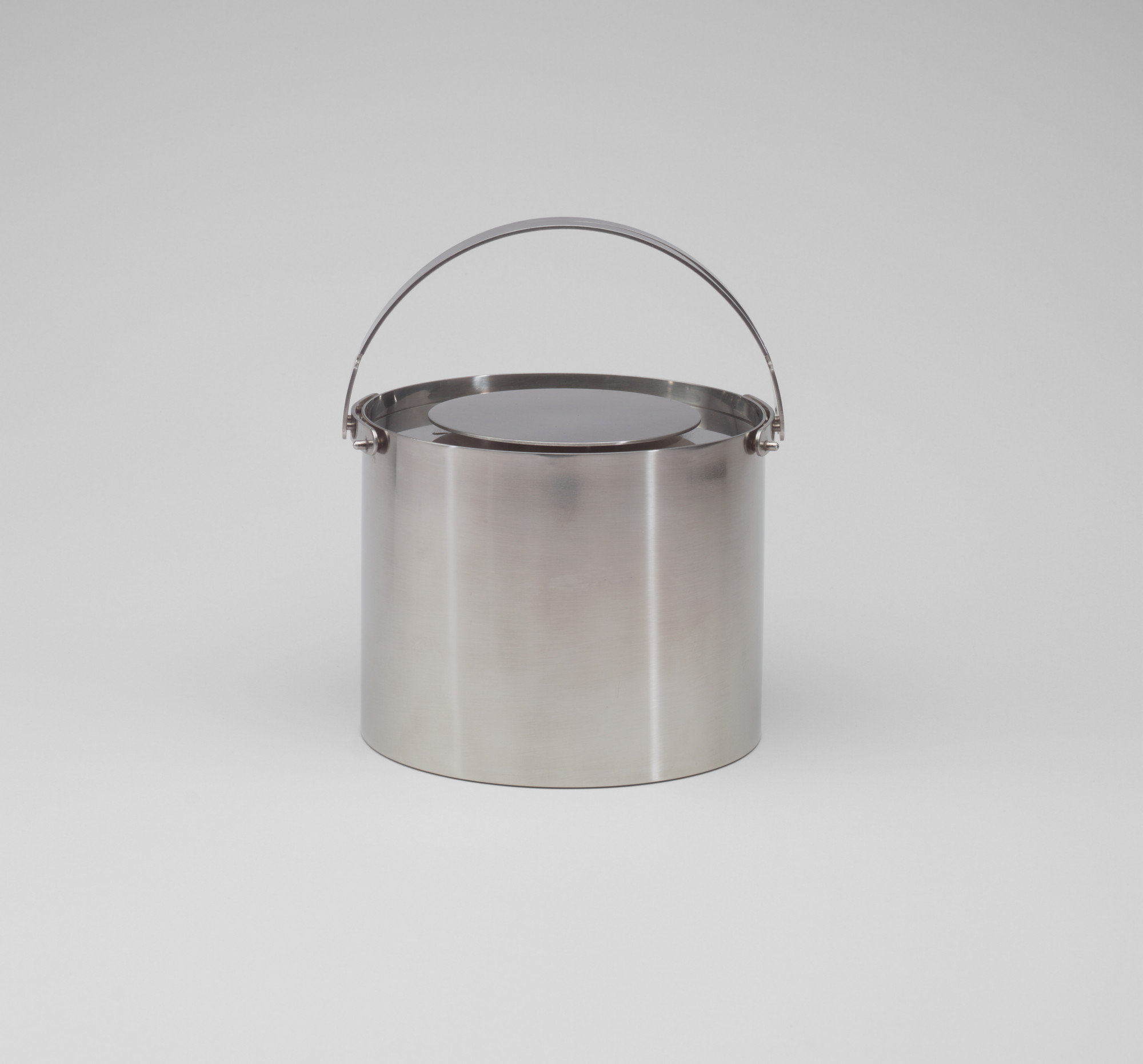 Arne Jacobsen. Cylinda Ice Bucket