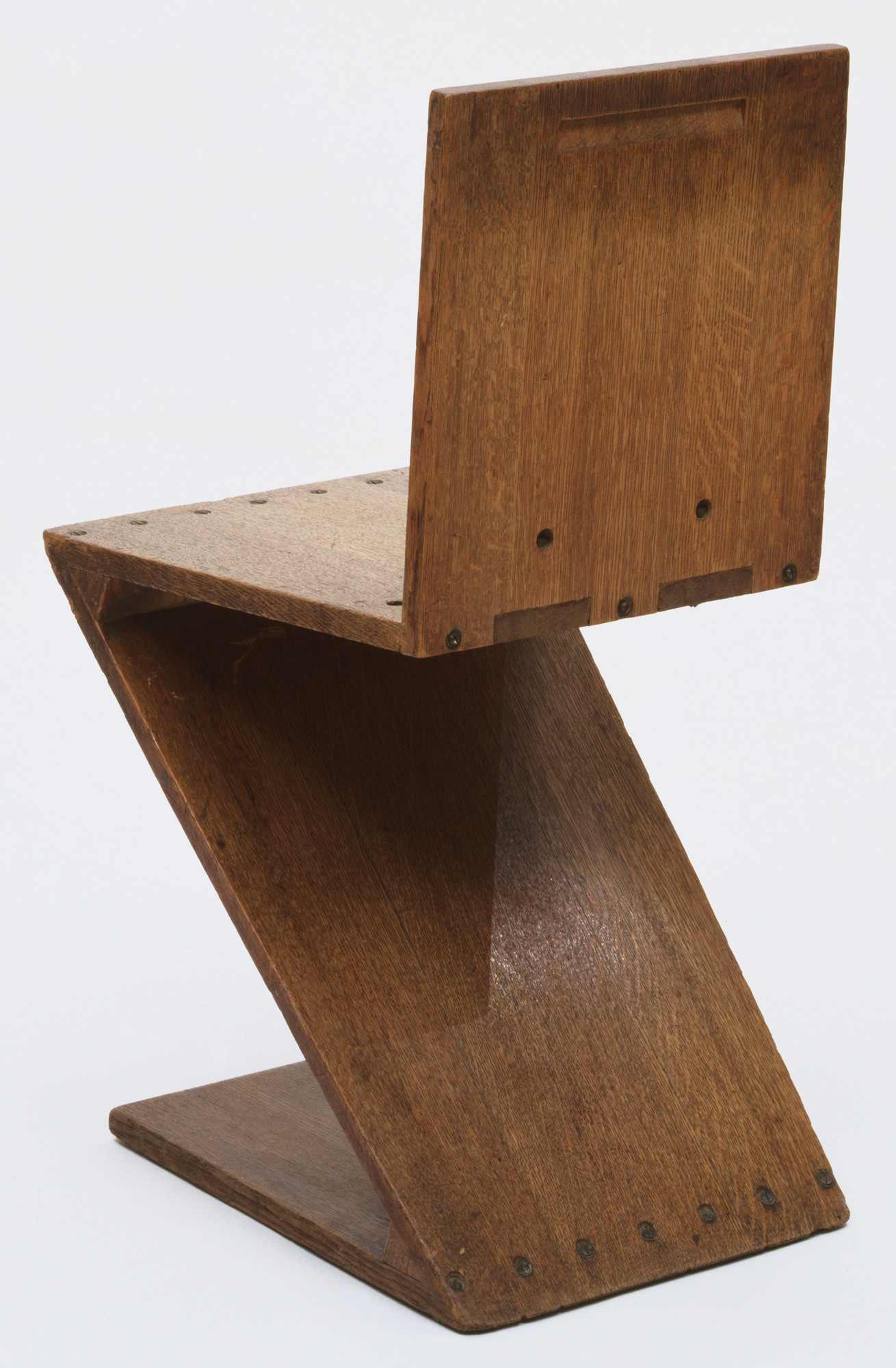 Intens gastvrouw richting Gerrit Rietveld. Zig-Zag Chair. 1934 | MoMA