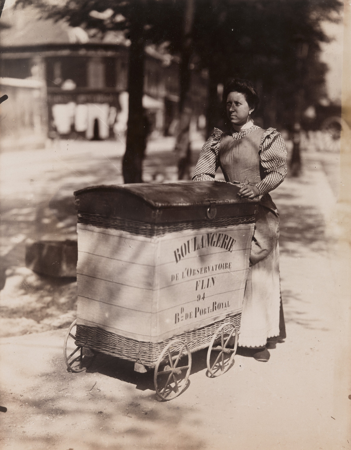 Eugène Atget. Porteuse de pain. 1899-1900