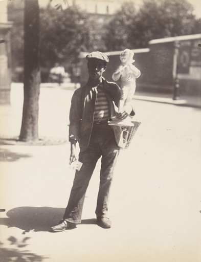 Eugène Atget. Marchand de figurines (Figurine merchant). 1899-1900