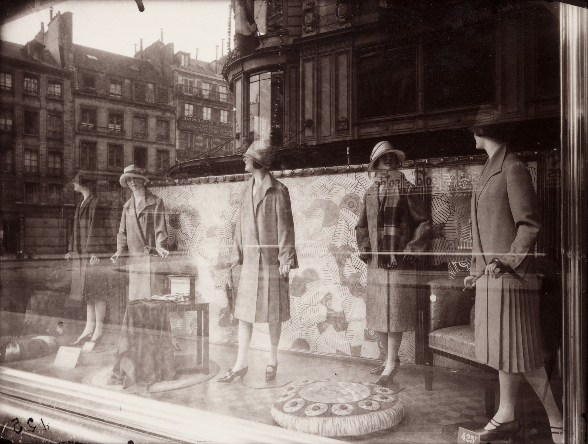 Eugène Atget. Magasins du Bon Marché. 1926-1927