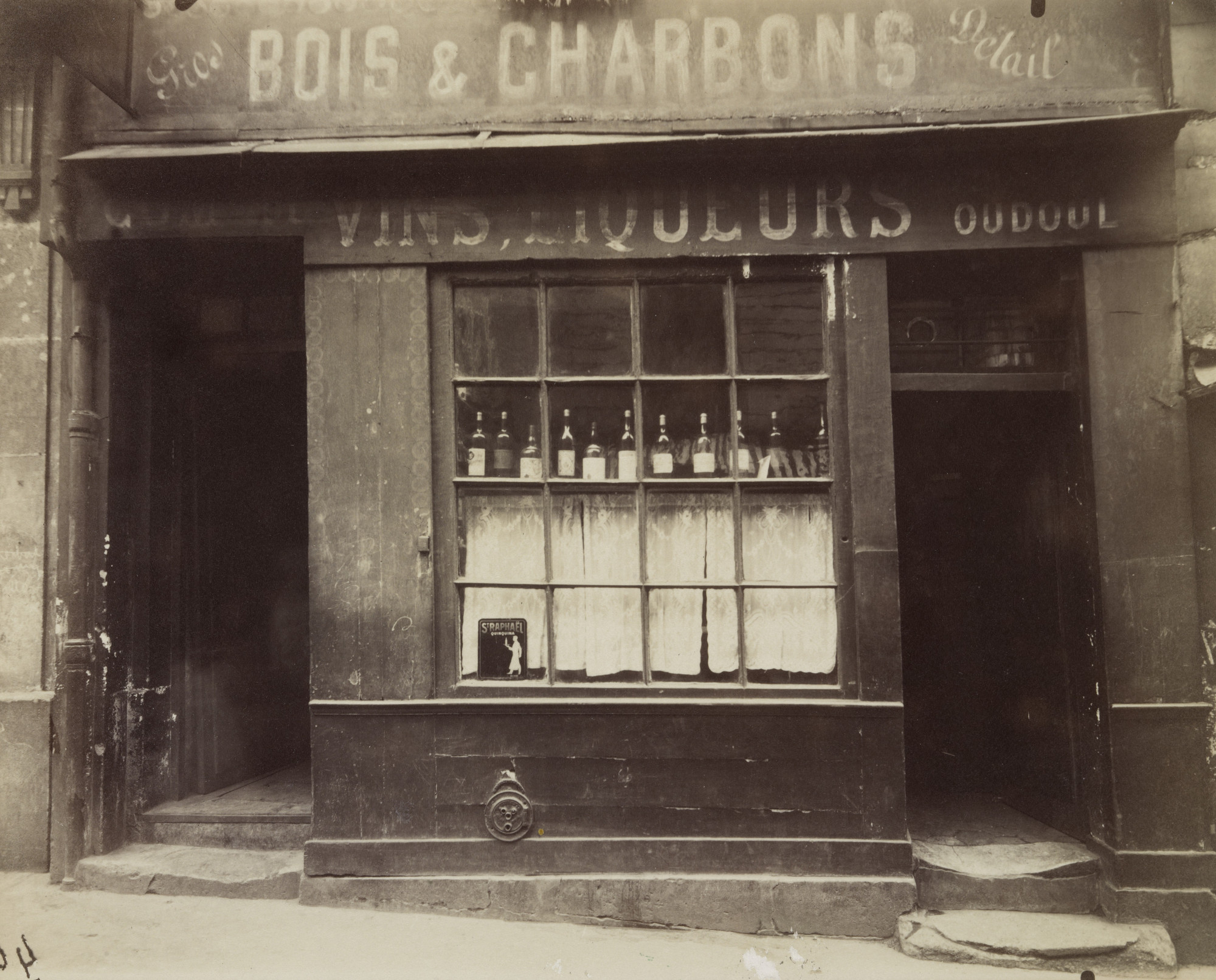 Eugène Atget. Boutique, 12 rue des Lyonnais