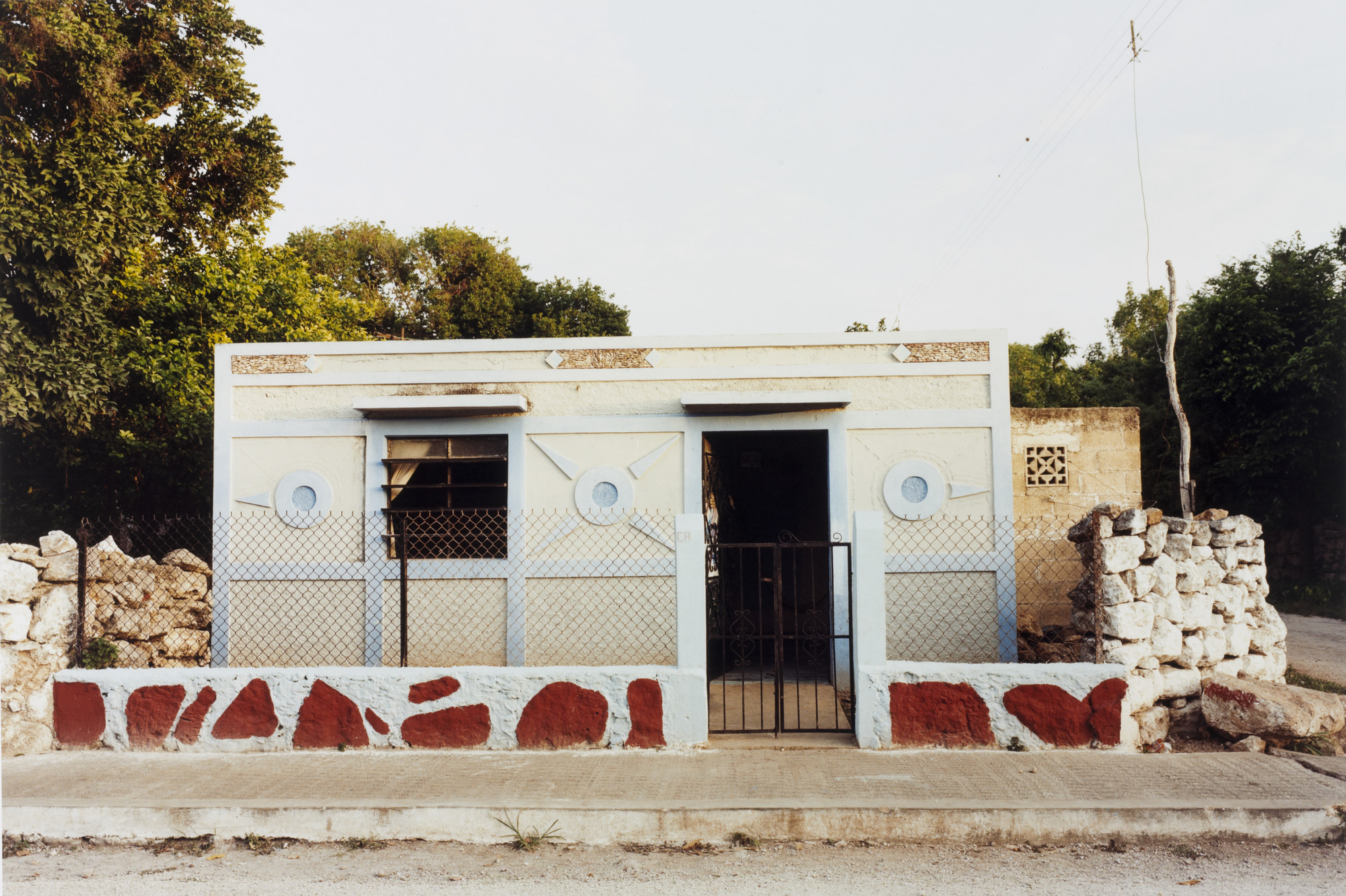 Eduardo Del Valle, Mirta Gómez. Chic-Xulub Pueblo, Yucatán Peninsula, Mexico. 1994