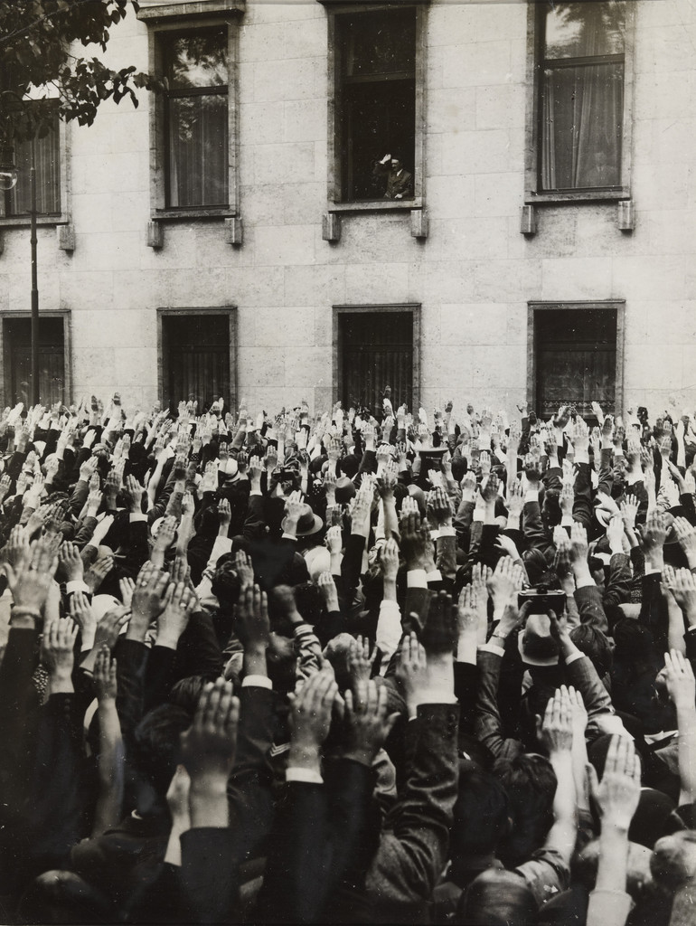 "A Unanimous 'Ja' for the Leader"