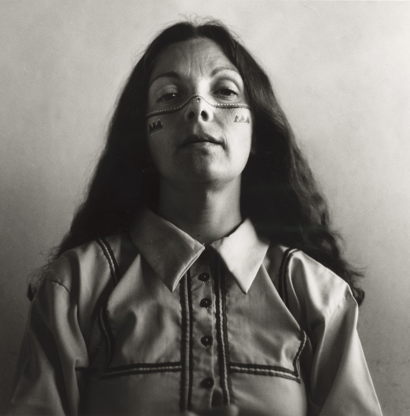 Graciela Iturbide. Autorretrato como Seri, Desierto de Sonora (Self-Portrait as Seri, Sonoran Desert). 1979