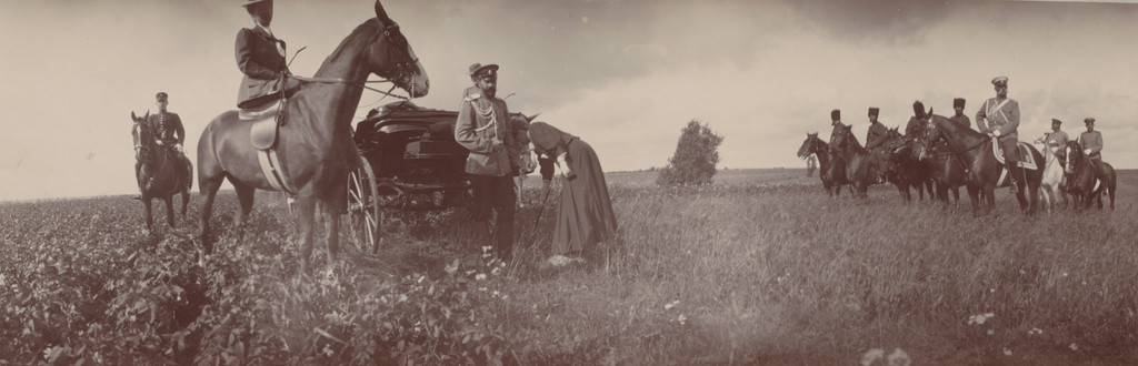 Grand Duchess Olga Alexandrovna, Empress Alexandra Feodorovna, Grand Duke Alexander Mikhailovich, Grand Duchess Xenia Alexandrovna and Count Vladimir Fredericks, with a Carriage, Ropsha