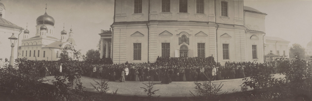 Crowd Waiting for the Visit by the Emperor Nicholas II to the Monastery of Sarov