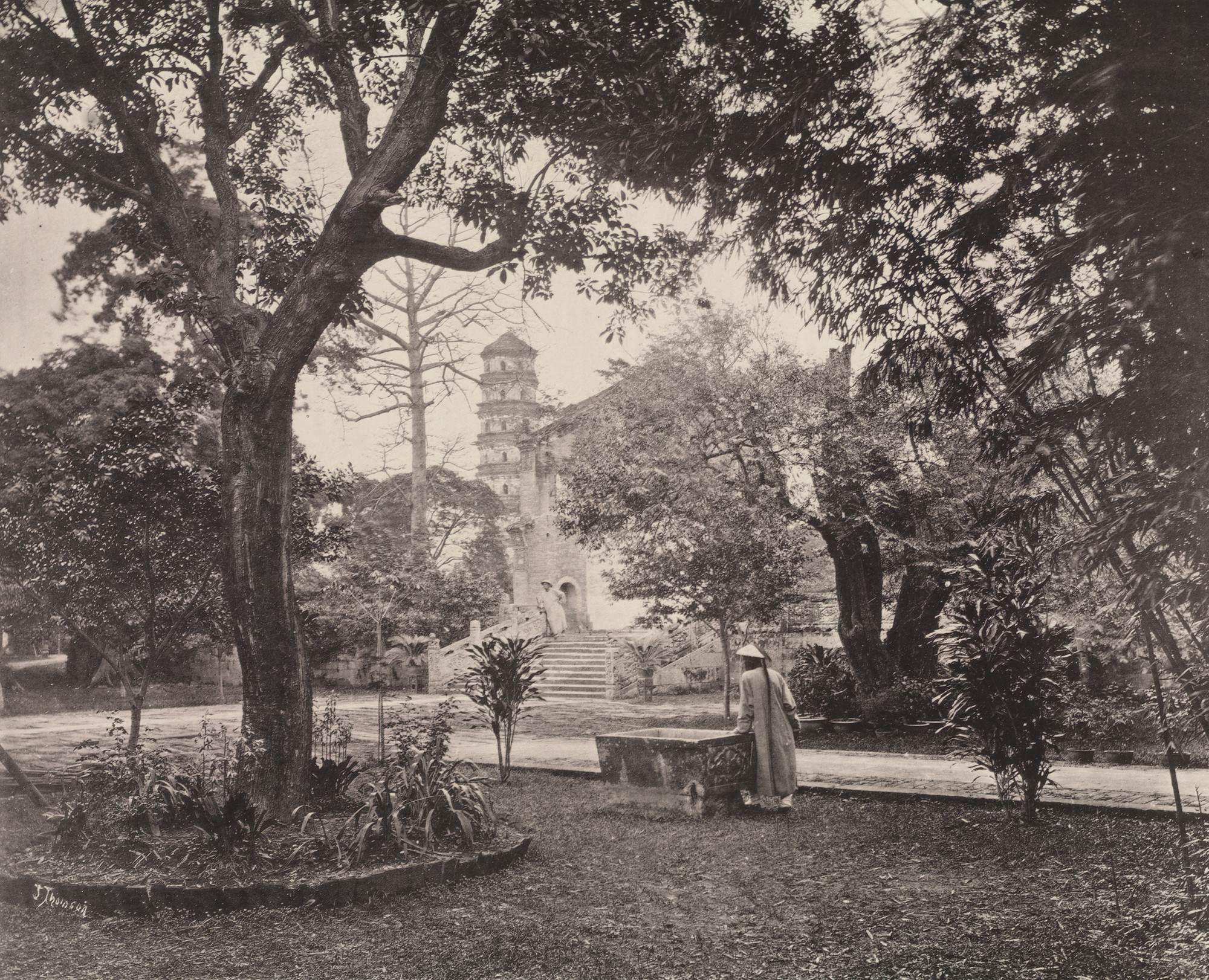 John Thomson. The British Consular Yamun, Canton