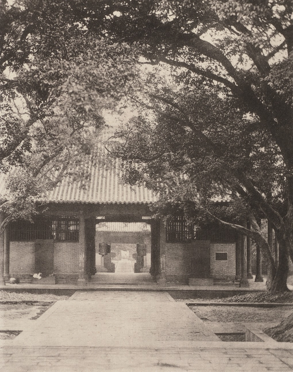 John Thomson. Honam Temple, Canton