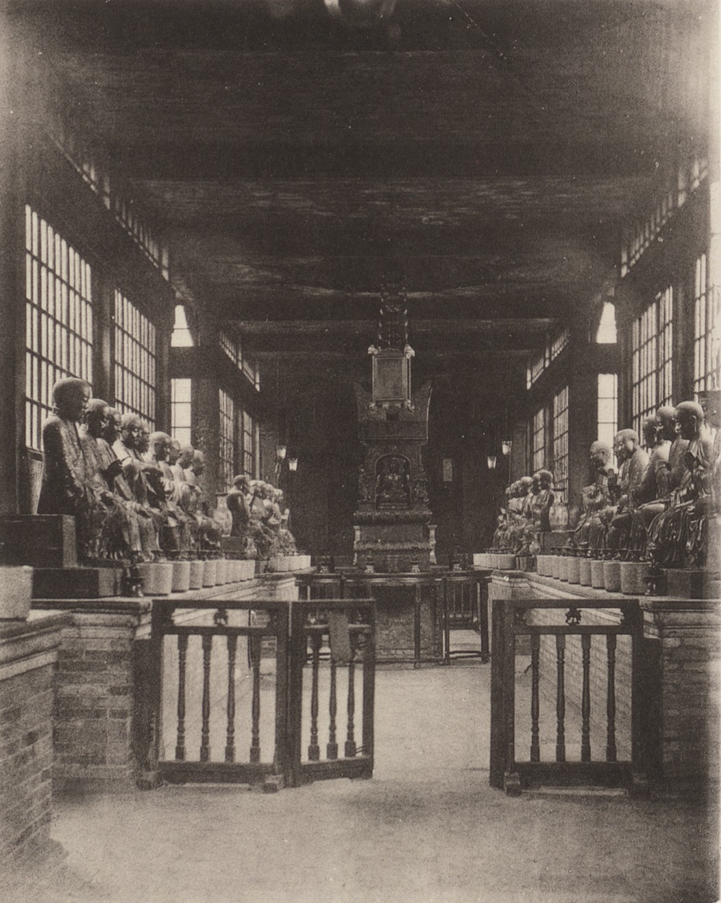 John Thomson. Temple of Five Hundred Gods, Canton