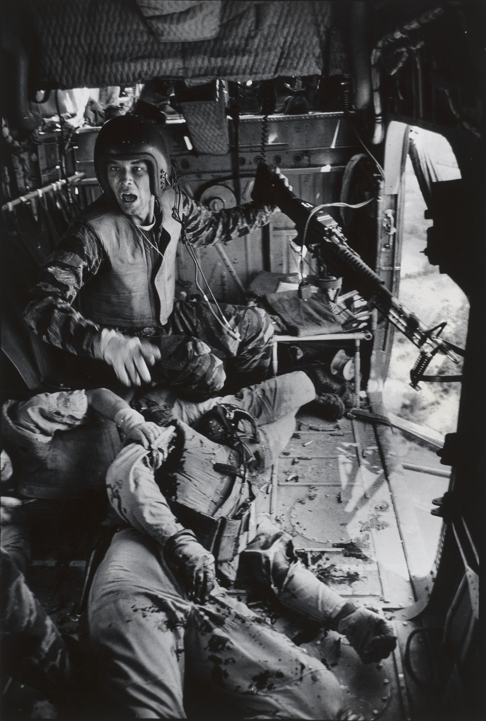 ZOOM　larry burrows Larry Burrows. Wounded American Gunner, Vietnam. 1963 | MoMA