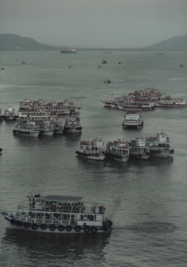 Gateway Boats. Mumbai, Roe Ethridge, 2007