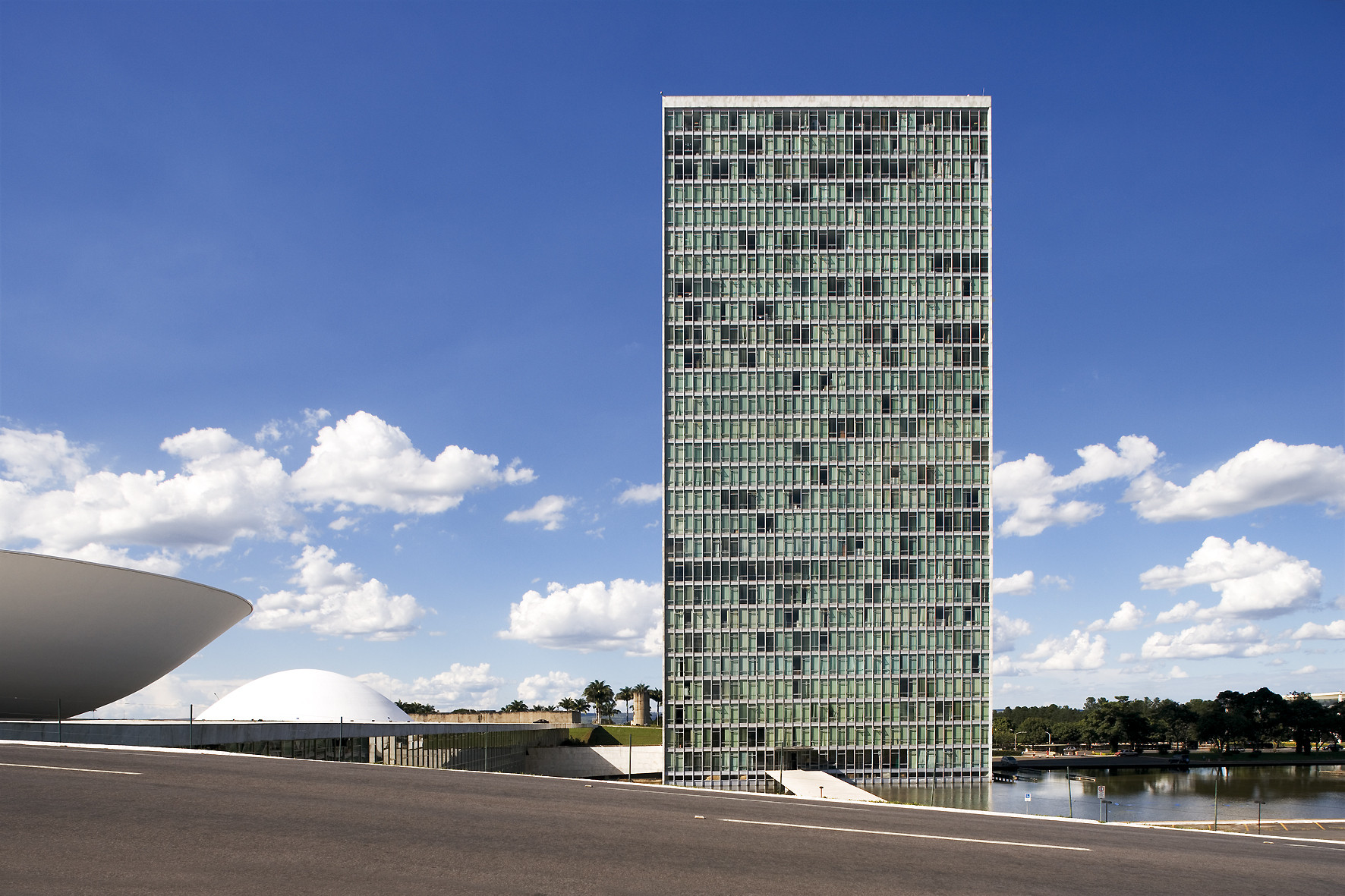 Leonardo Finotti, Oscar Niemeyer. Congresso Nacional, Brasília DF, Brazil. 2007