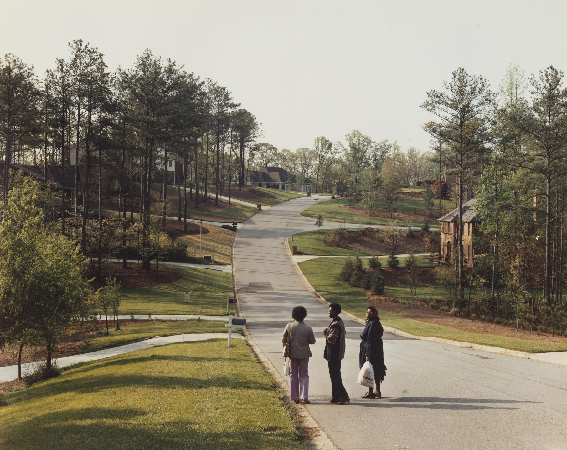 Joel Sternfeld. Domestic Workers Waiting for the Bus, Atlanta, Georgia. April 1983