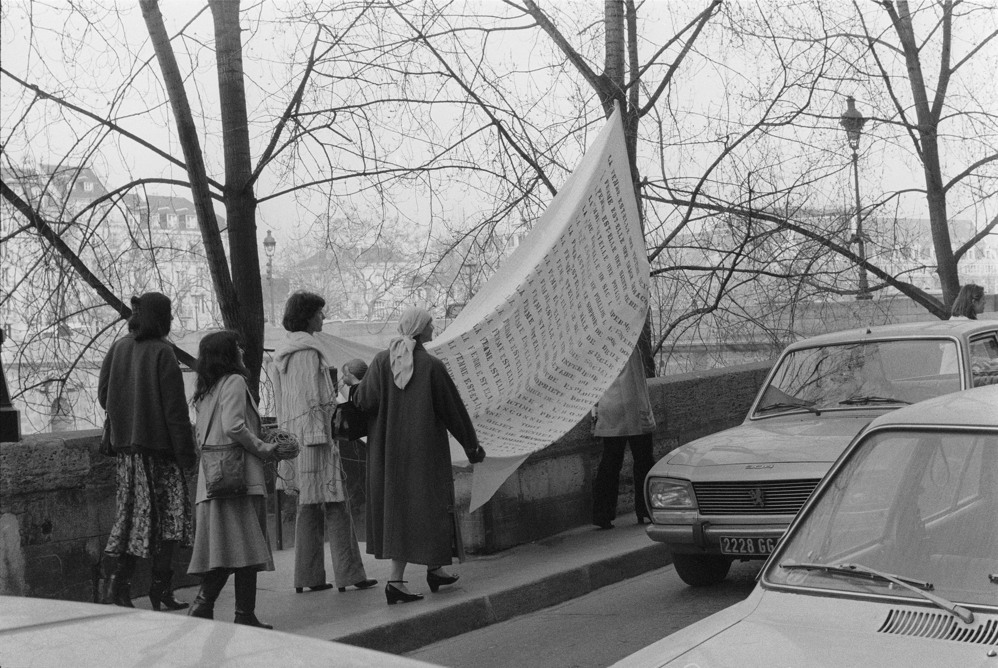 Lea Lublin. _Dissolution dans l'eau, Pont Marie, 17 heures _ (Dissolution in the Water, Pont Marie, 5pm). 1978