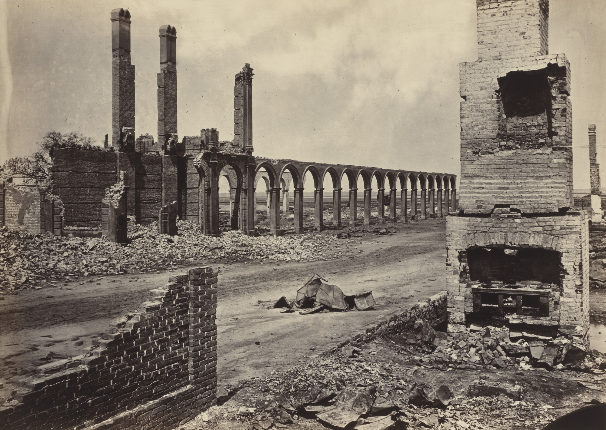 George N. Barnard. Ruins of the R.R. Depot, Charleston, South Carolina from the album Photographic Views of Sherman&#39;s Campaign(1866). 1864-65