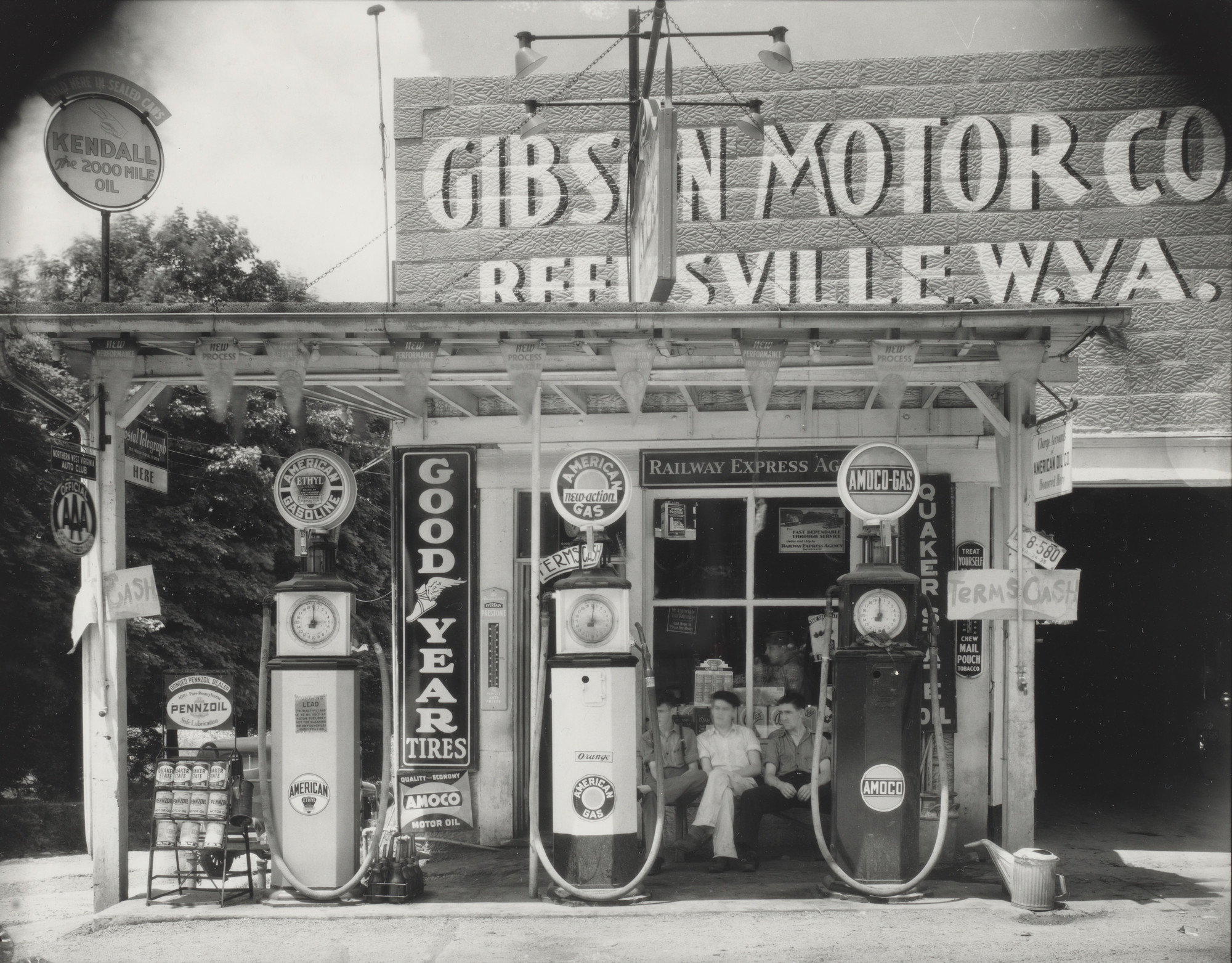 Walker Evans. Gas Station, Reedsville, West Virginia