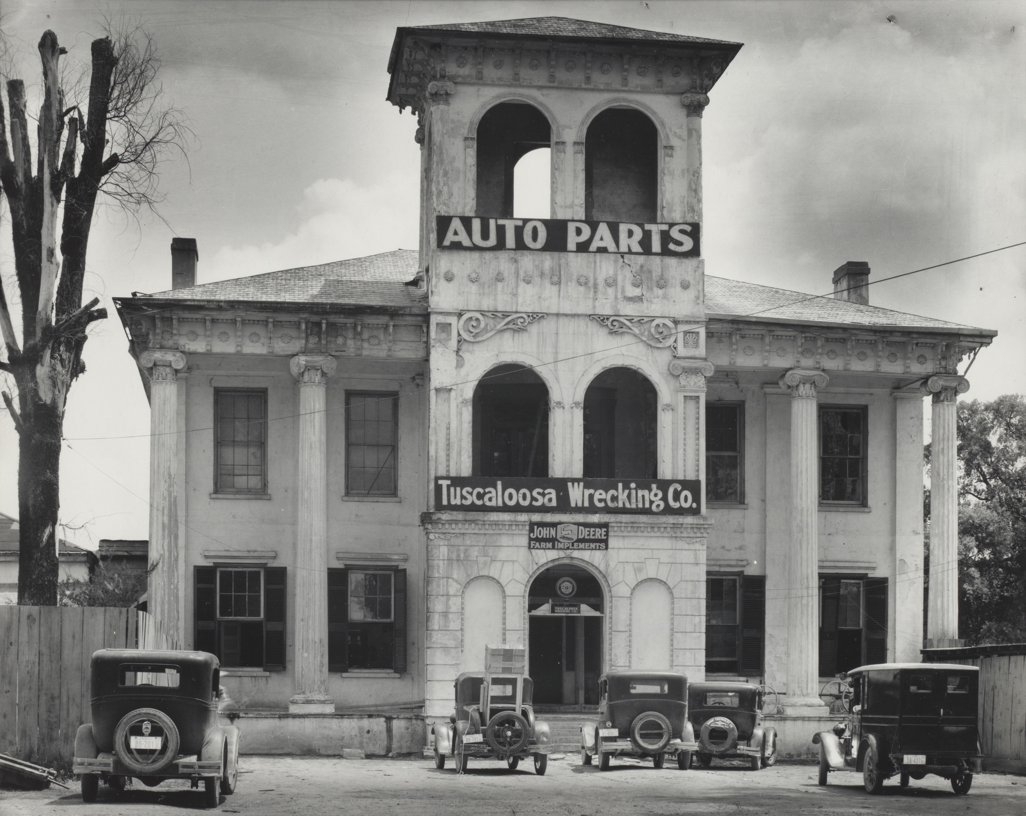 Walker Evans. Tuscaloosa Wrecking Company, Alabama