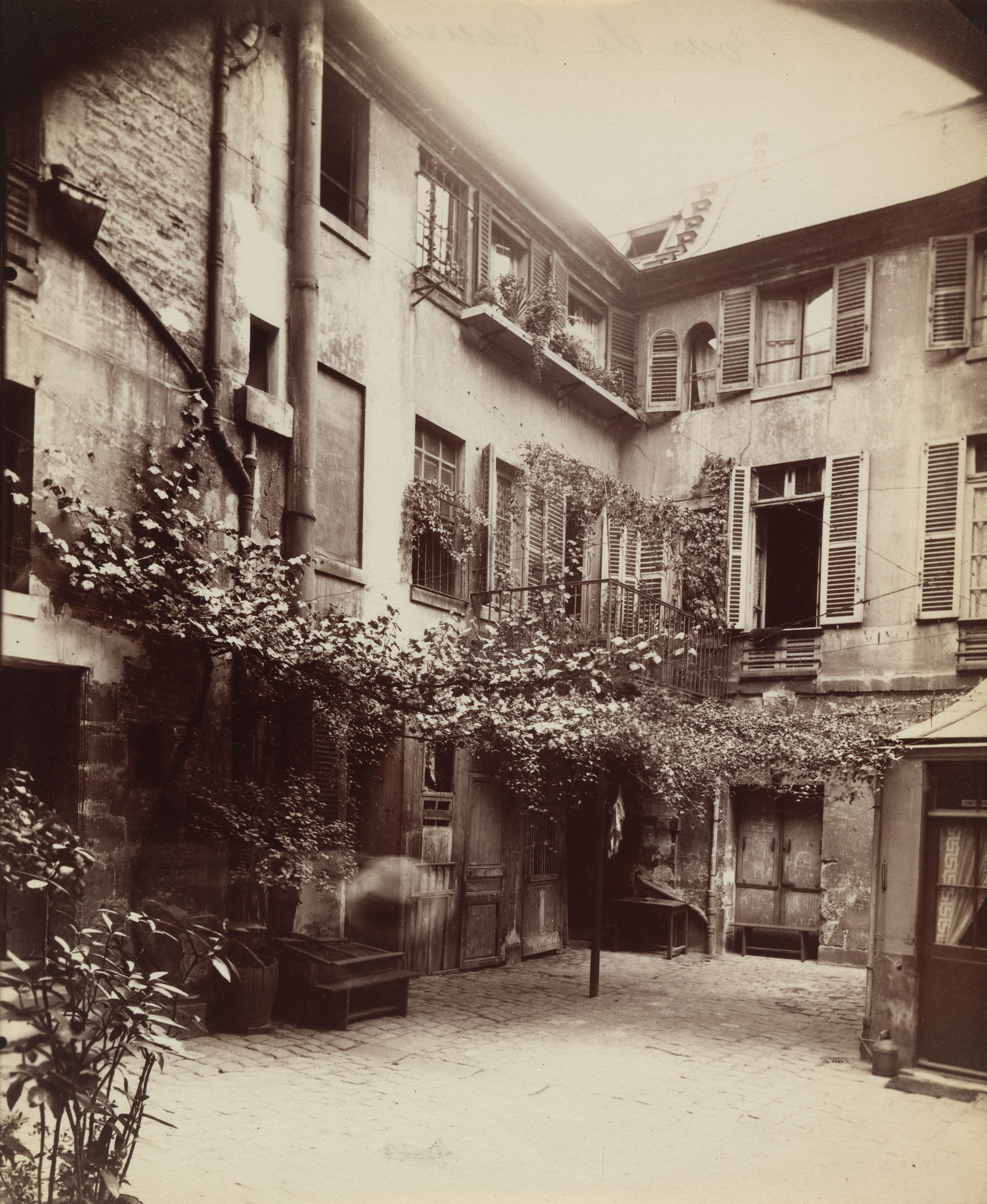 Eugène Atget. Cour de Rouen

