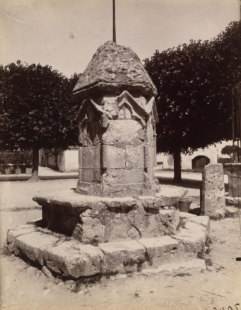 Provins. Vieille fontaine