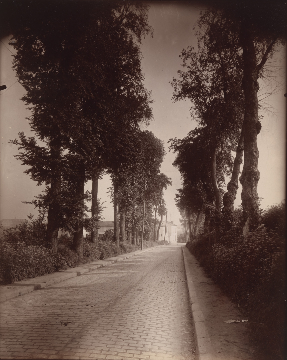 Eugène Atget. Entrée du Village de Cachan. 1925
