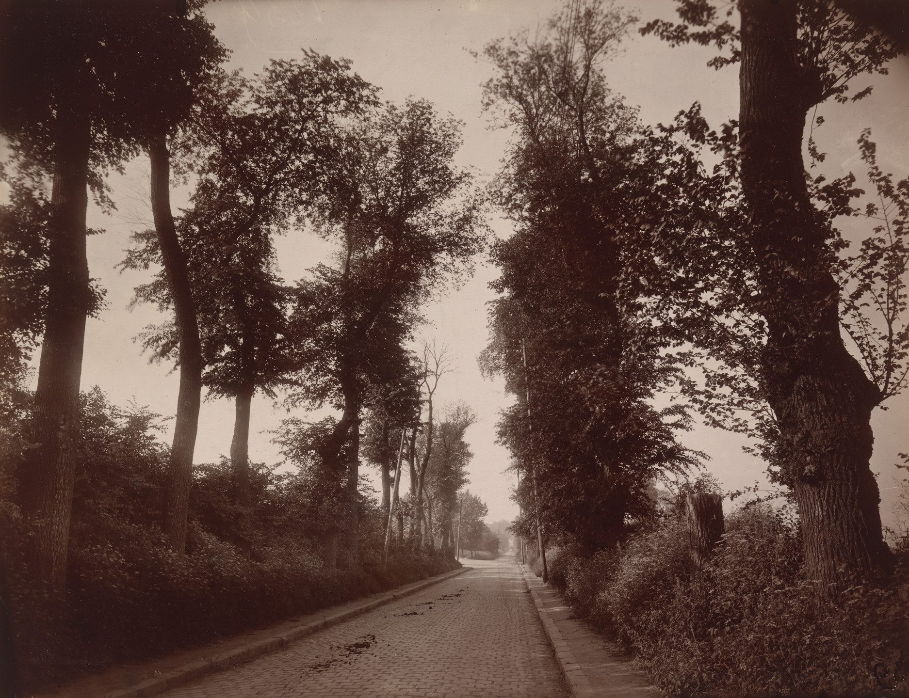 Eugène Atget. Entrée du Village de Cachan. 1925
