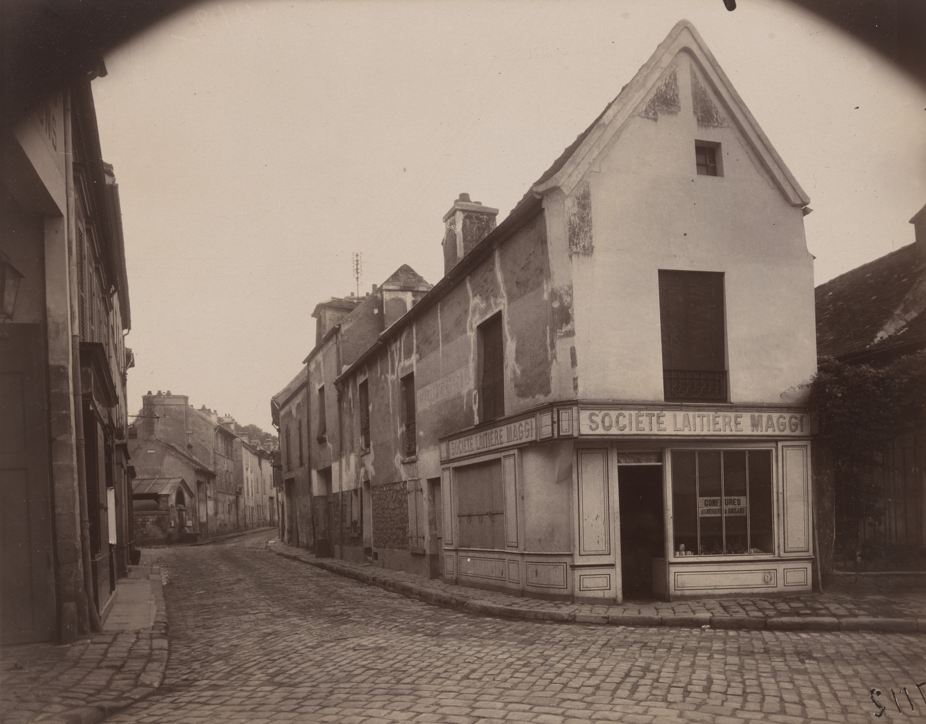 Eugène Atget. Vitry, vielle rue. June-July 1925