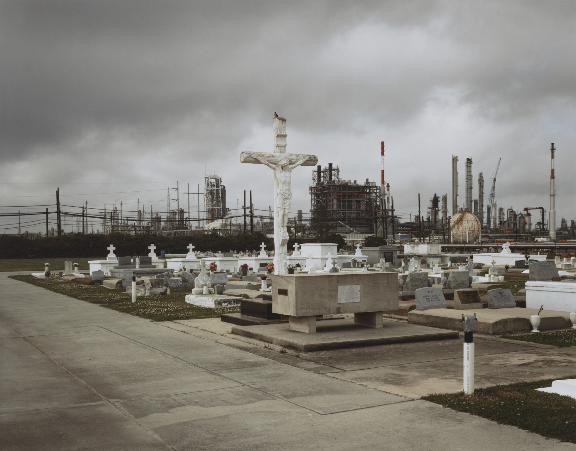 Richard Misrach. Holy Rosary Cemetery and Dow Chemical Corporation (Union Carbide Complex), Taft, Louisiana. 1998