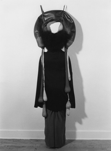 Senga Nengudi. Performance with "Inside/Outside". 1977
