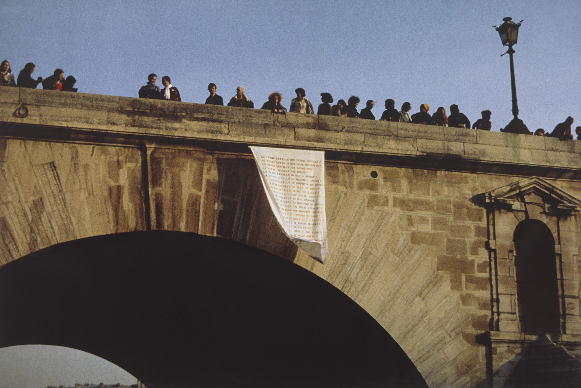 Lea Lublin. _Dissolution dans l'eau, Pont Marie, 17 heures _ (Dissolution in the Water, Pont Marie, 5pm). 1978