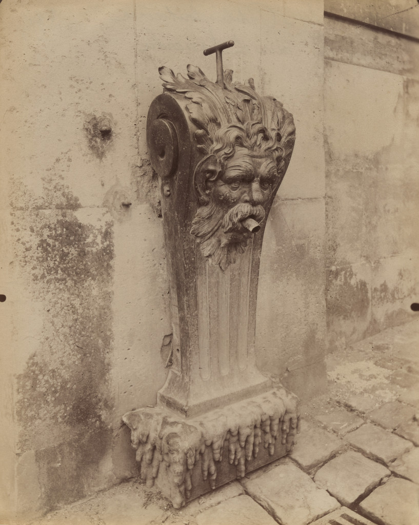 Versailles -- Petite fontaine. Dans la cour de marbre