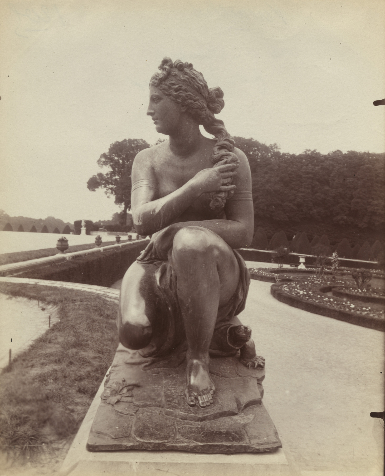 Eugène Atget. Versailles -- La Venus Accroupie par Coysevox