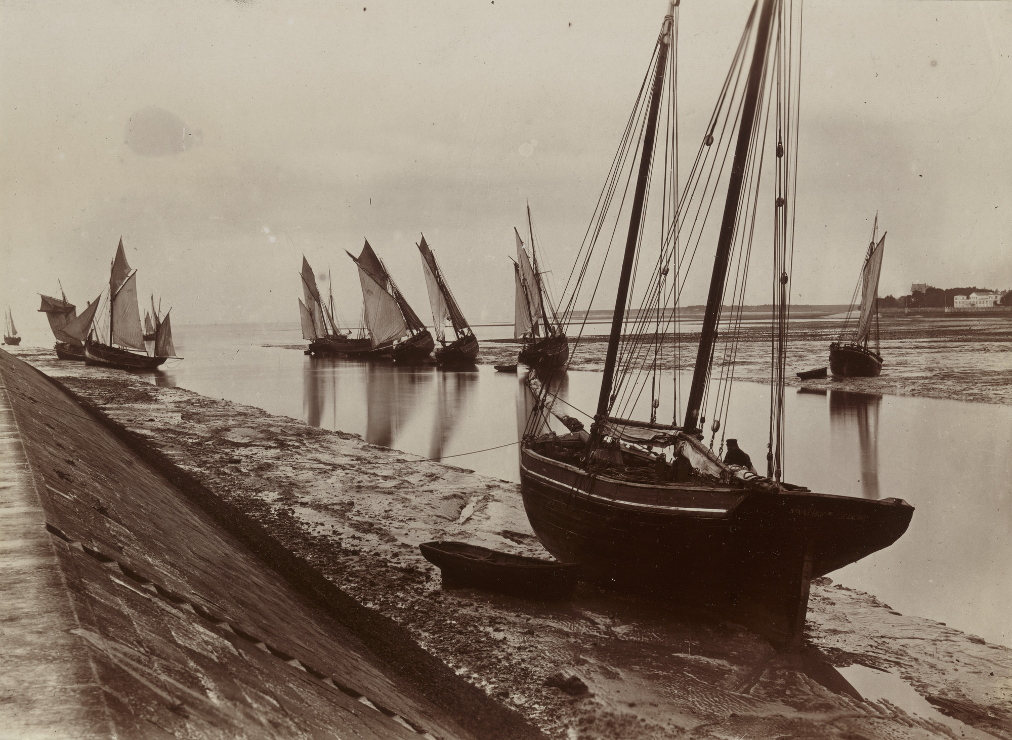 Eugène Atget. La Rochelle -- Bateaux