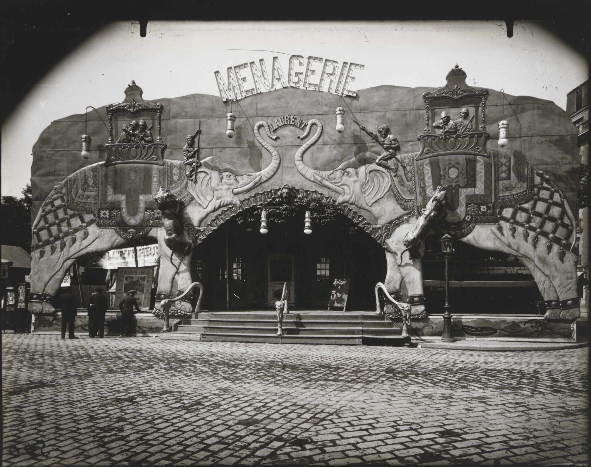 Eugène Atget. Entrance to "Menagerie"