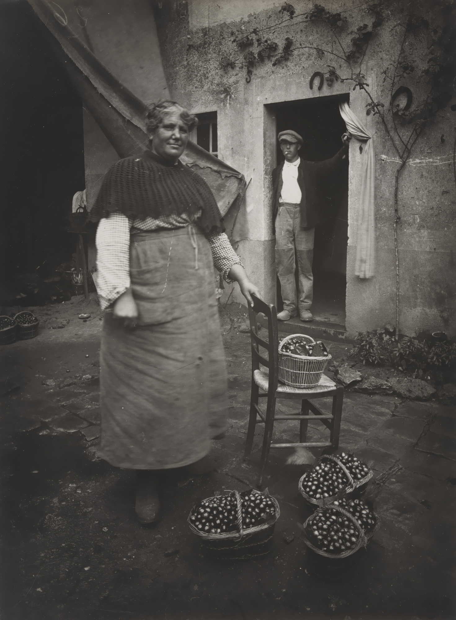 Eugène Atget. Femme de Verrières