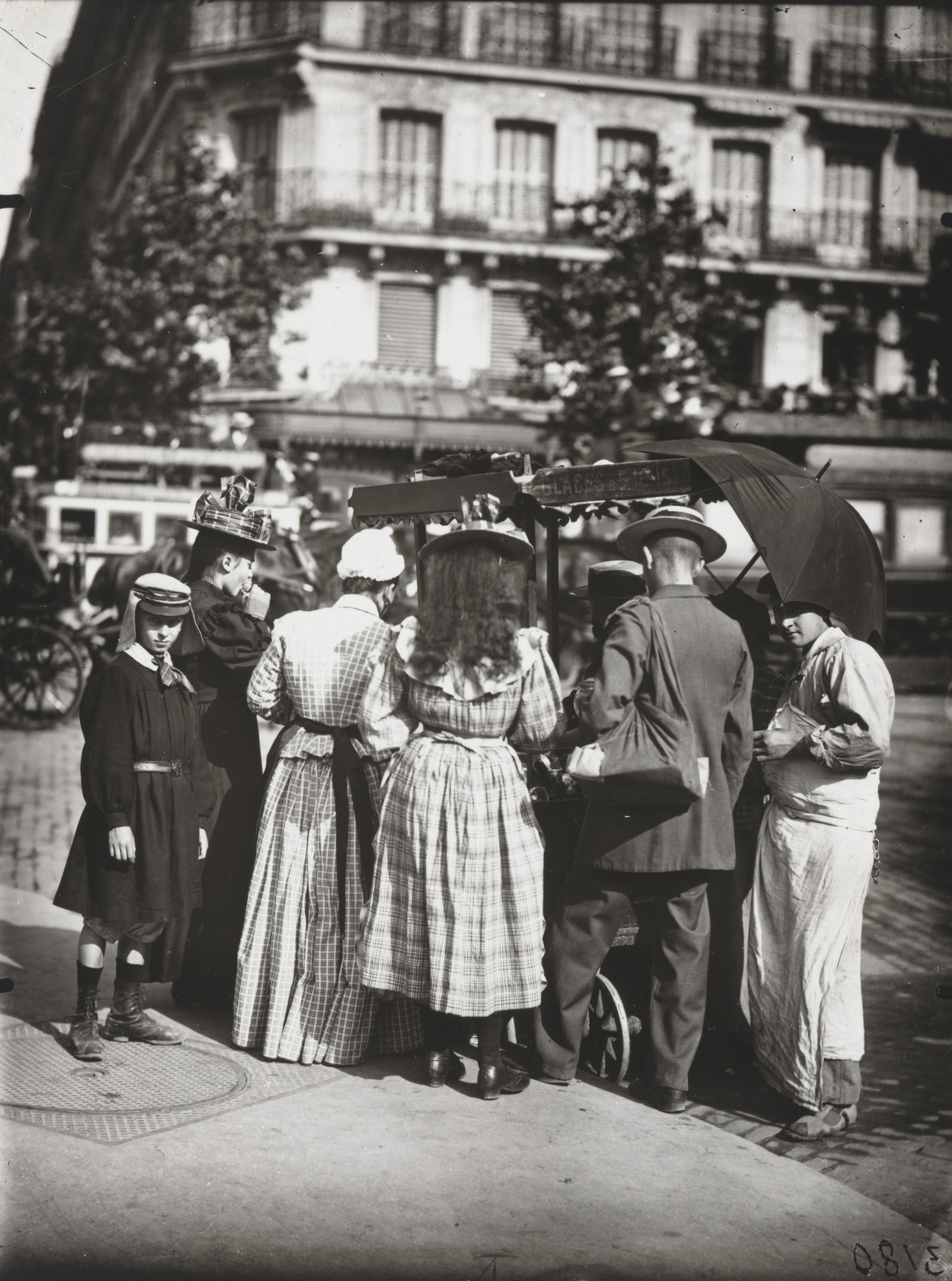 Eugène Atget. Rue Mouffetard, Paris
