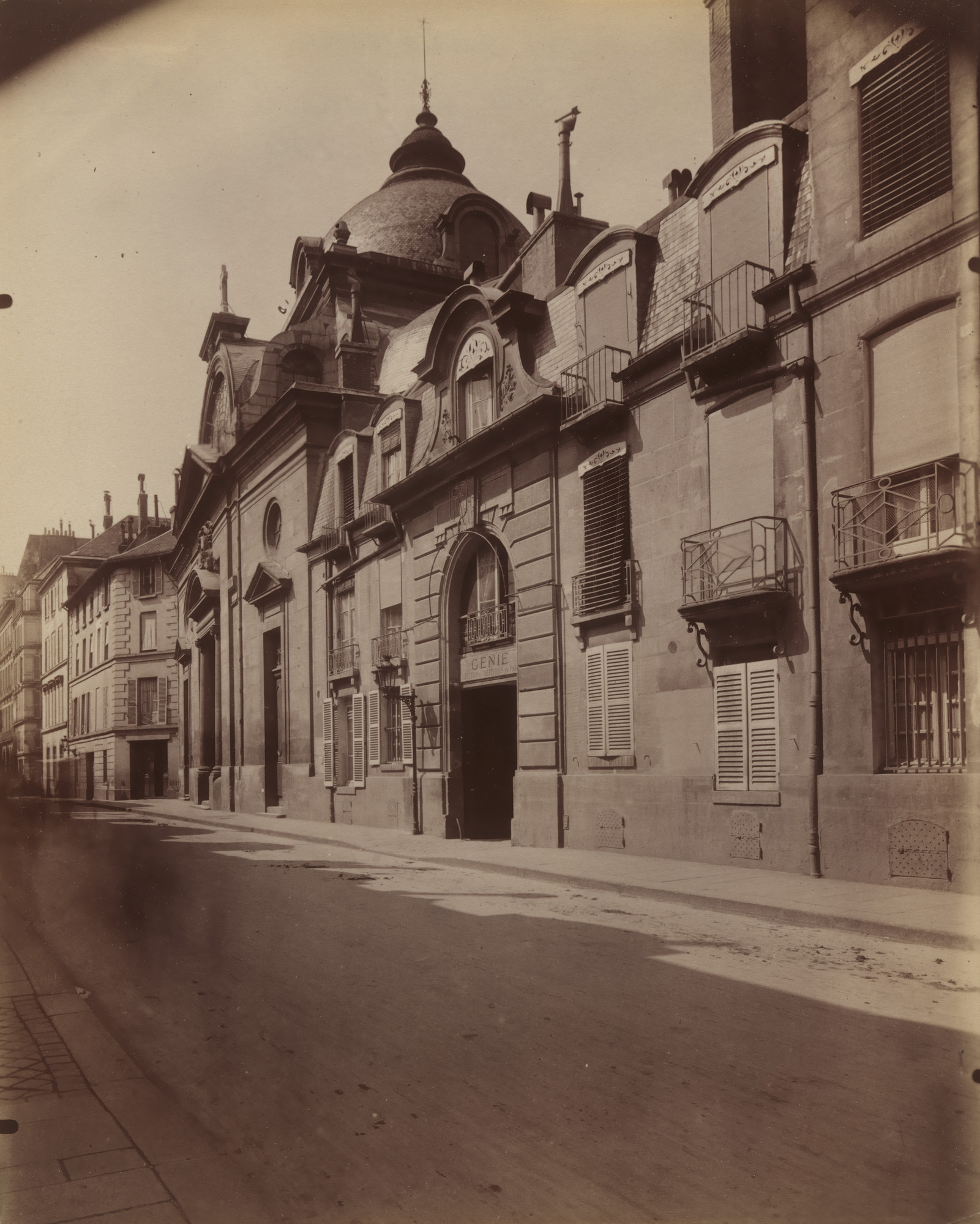 Eugène Atget. Ancien Couvent ees Religieuses de Panthémont. rue de Grenelle 104