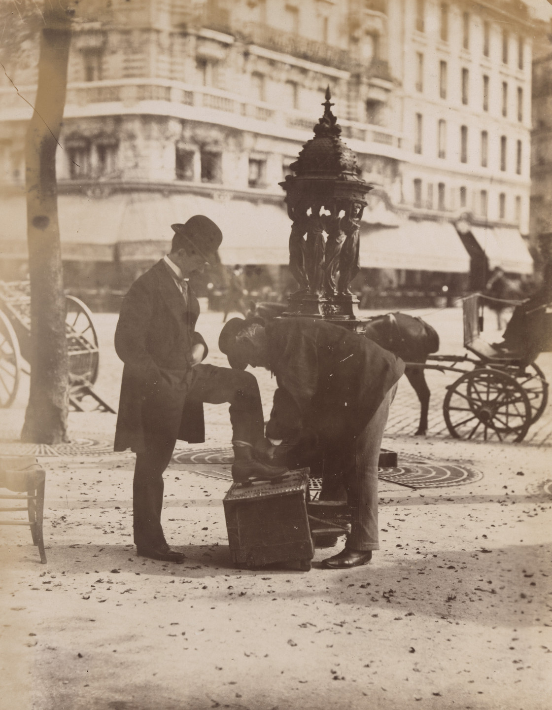 Eugène Atget. Decroteur. 1899-1900