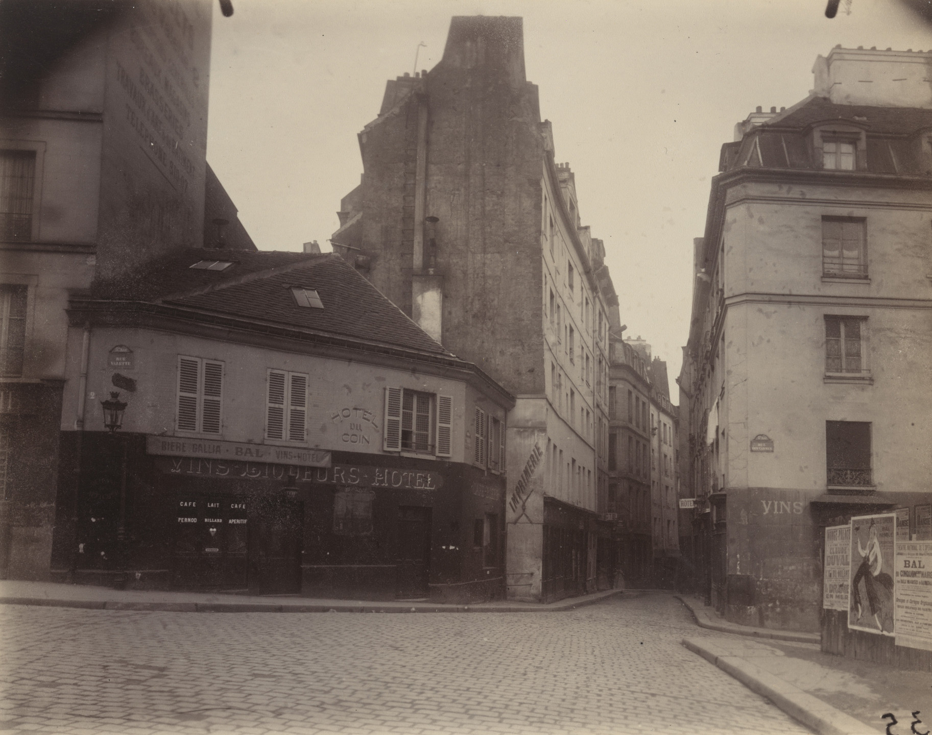 Eugène Atget. Coin de la rue des Carmes. 1925